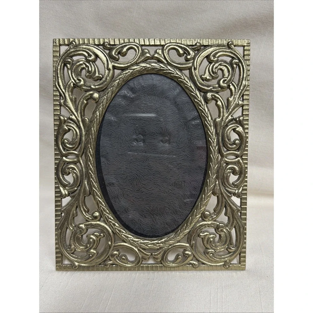 PHILIP WHITNEY LTD. GOLD PLATED TABLETOP PICTURE FRAME HOLDS 5 X‎ 3